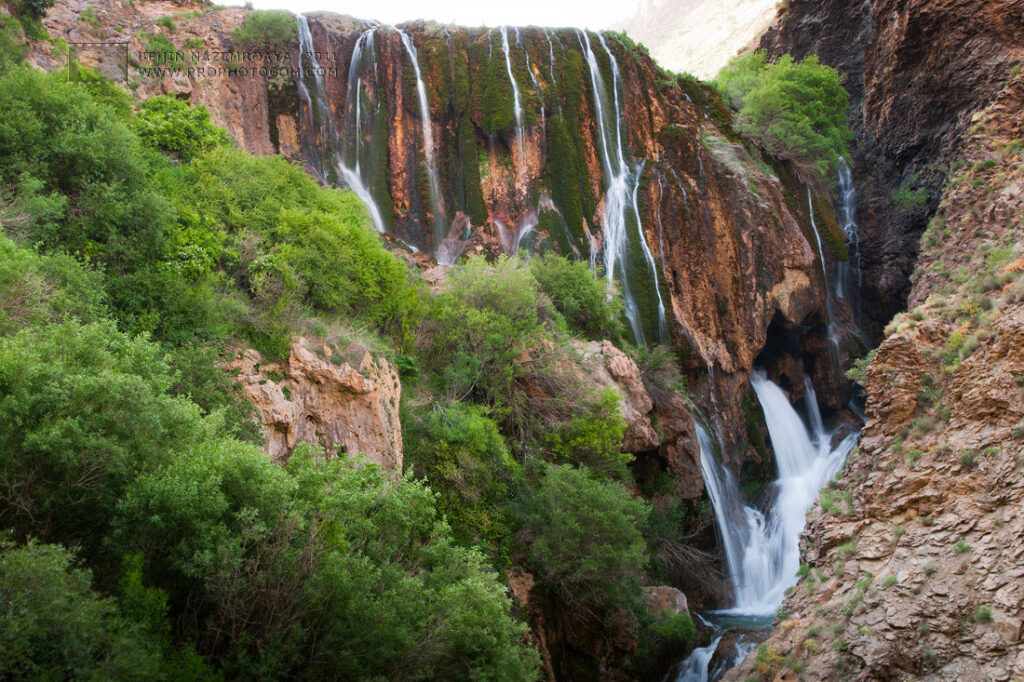 نمایی از آبشار پونه زار در اصفهان