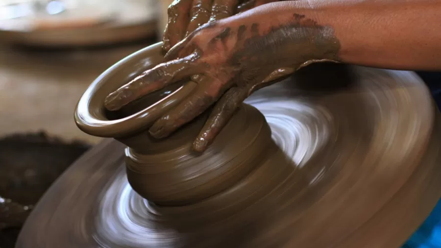 نمایی از شخصی درحال سفالگری