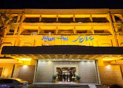 نمای بیرونی و درب ورودی تاریخی هتل عباسی اصفهان با معماری دوران صفوی