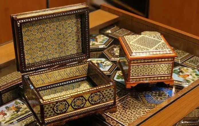 ظروف و وسایل خاتم کاری
مرکزخرید سوغات اصفهان