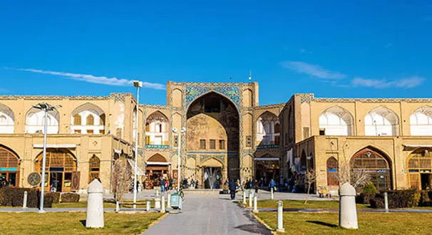 نمایی از یک مرکز خرید سوغات اصفهان در دل بازار تاریخی