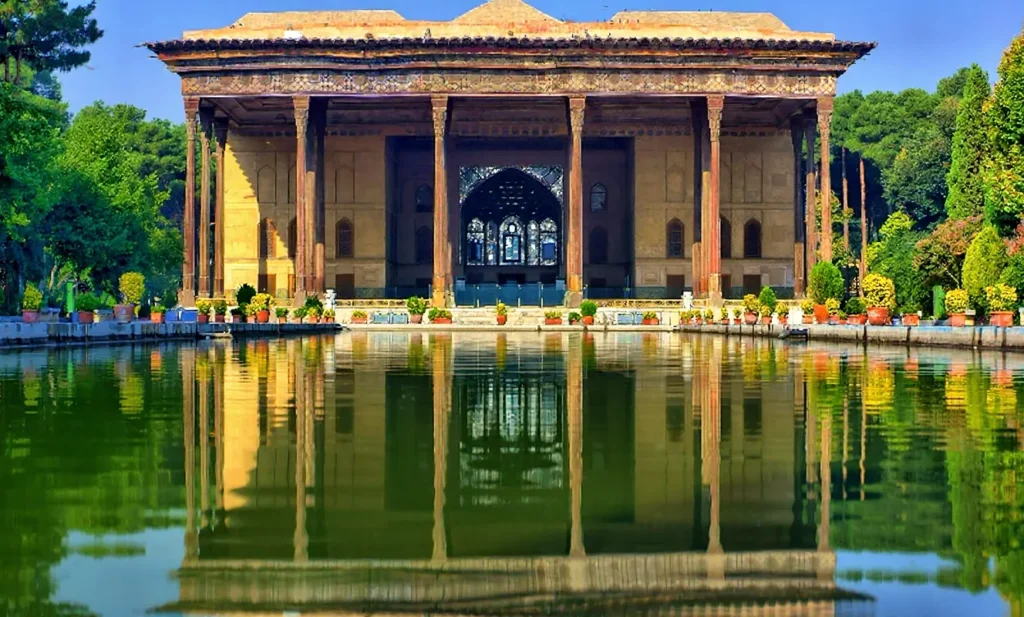 نمای تاریخی کاخ چهلستون اصفهان در باغ صفوی