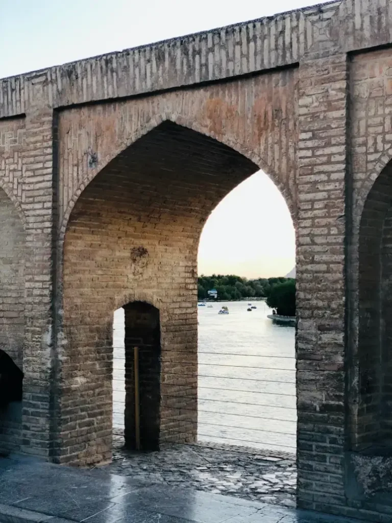 معماری سی و سه پل