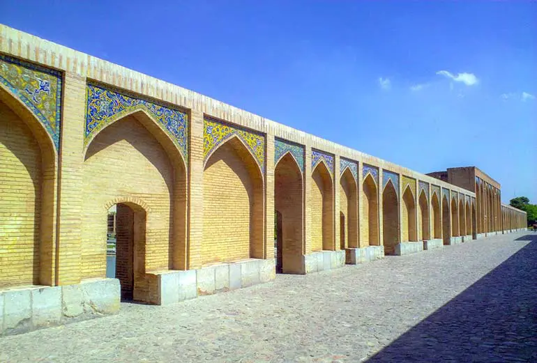 معماری سی و سه پل