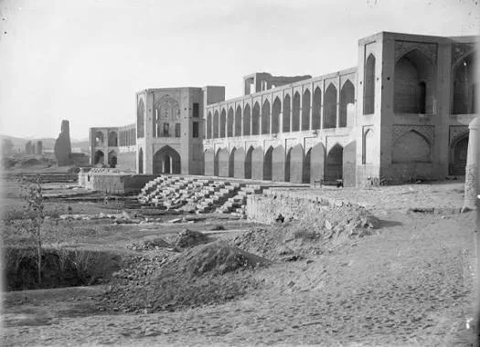 نمای قدیمی از سی و سه پل سی و سه پل