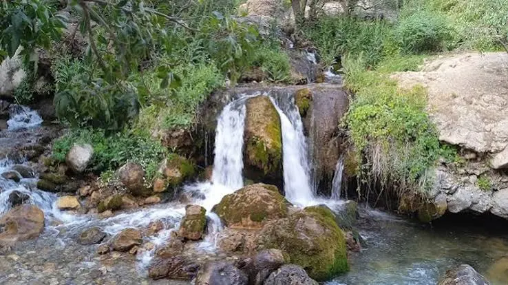آبشار پشندگان در طبیعت کوهستانی فریدون‌شهر- در اصفهان کجاست