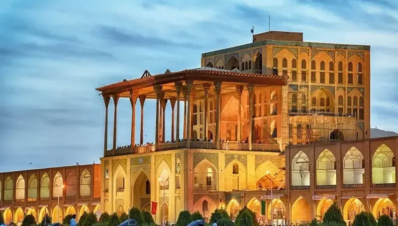 عمارت عالی قاپو از زیباترین بناهای اطراف میدان نقش جهان اصفهان