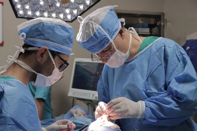 دکتر علیرضا مومنی افجدی بهترین متخصص گوش حلق بینی اصفهان