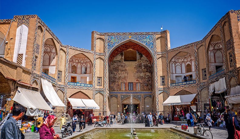 نمای زیبای سر در قیصریه اطراف میدان نقش جهان اصفهان